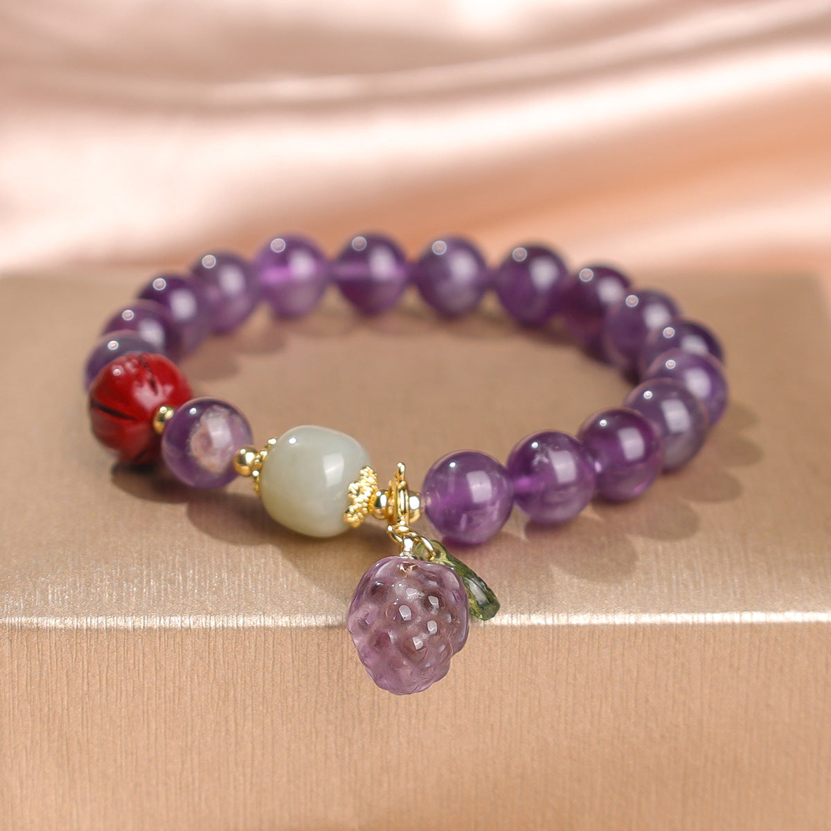 Natural amethyst bracelet, high-end four-leaf clover grape beaded bracelet, women's fashion high-end jewelry, factory price direct sales.