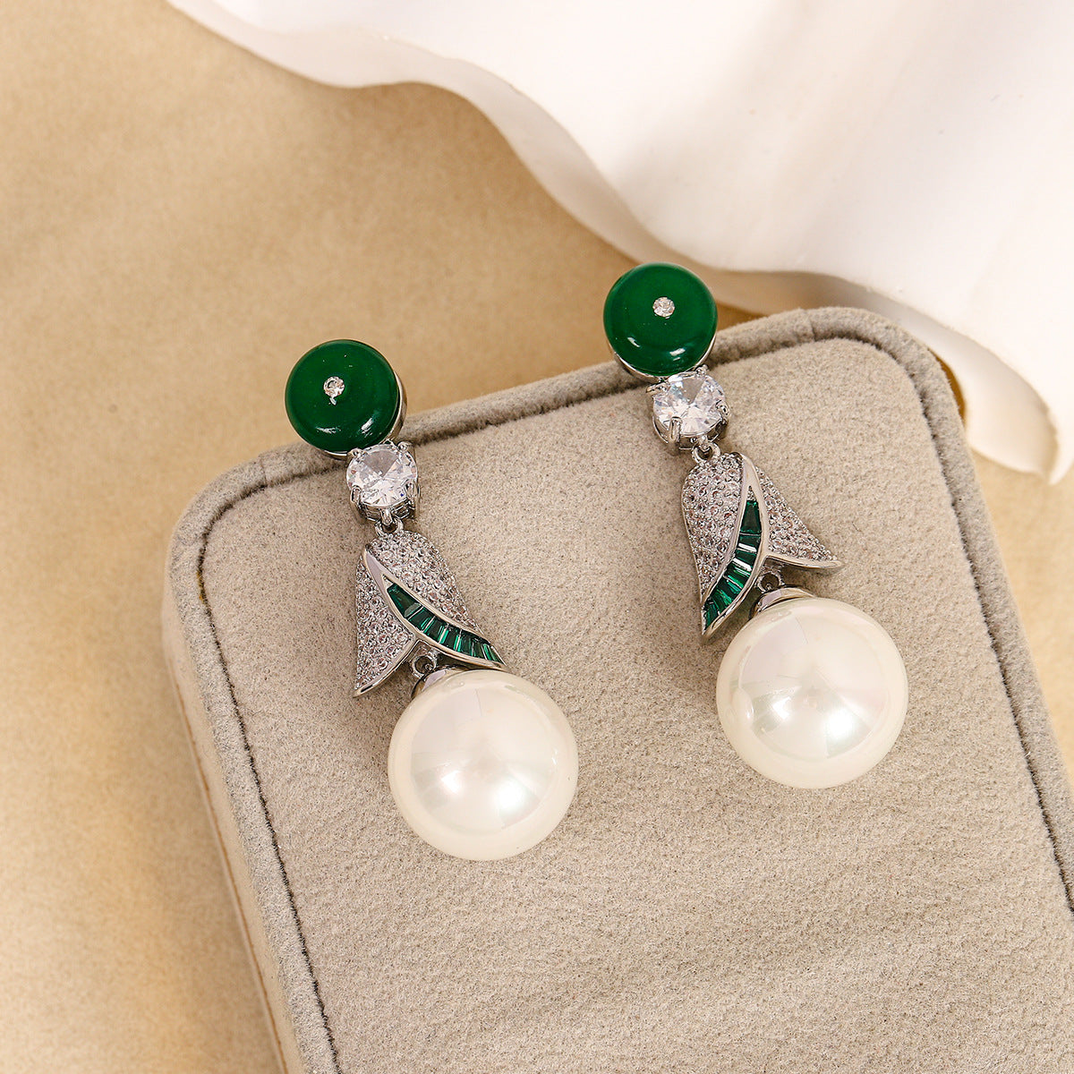 New green earrings, high-end sense, niche retro style temperament, light luxury earrings, national style, new Chinese earrings, women's wholesale