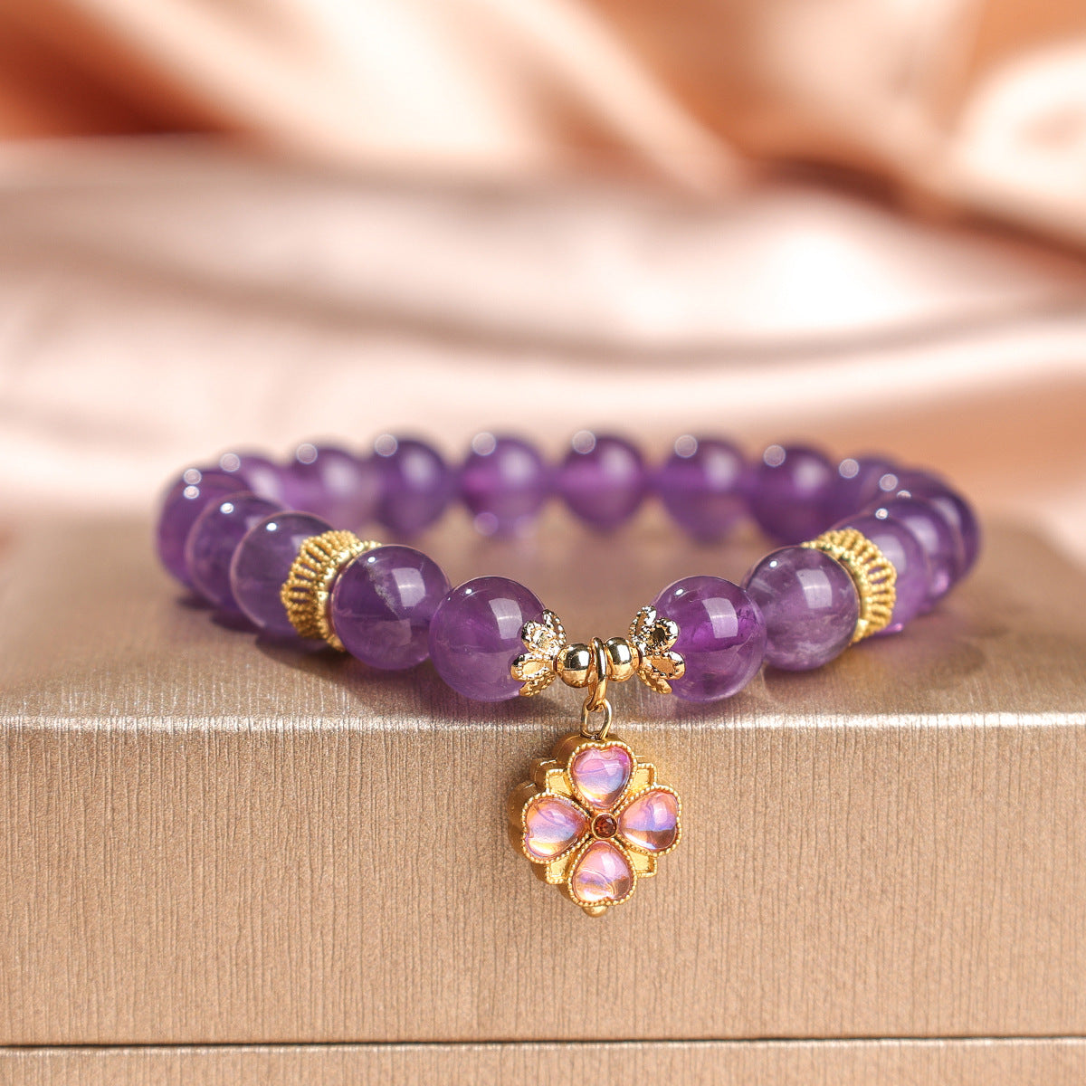 Natural amethyst bracelet, high-end four-leaf clover grape beaded bracelet, women's fashion high-end jewelry, factory price direct sales.