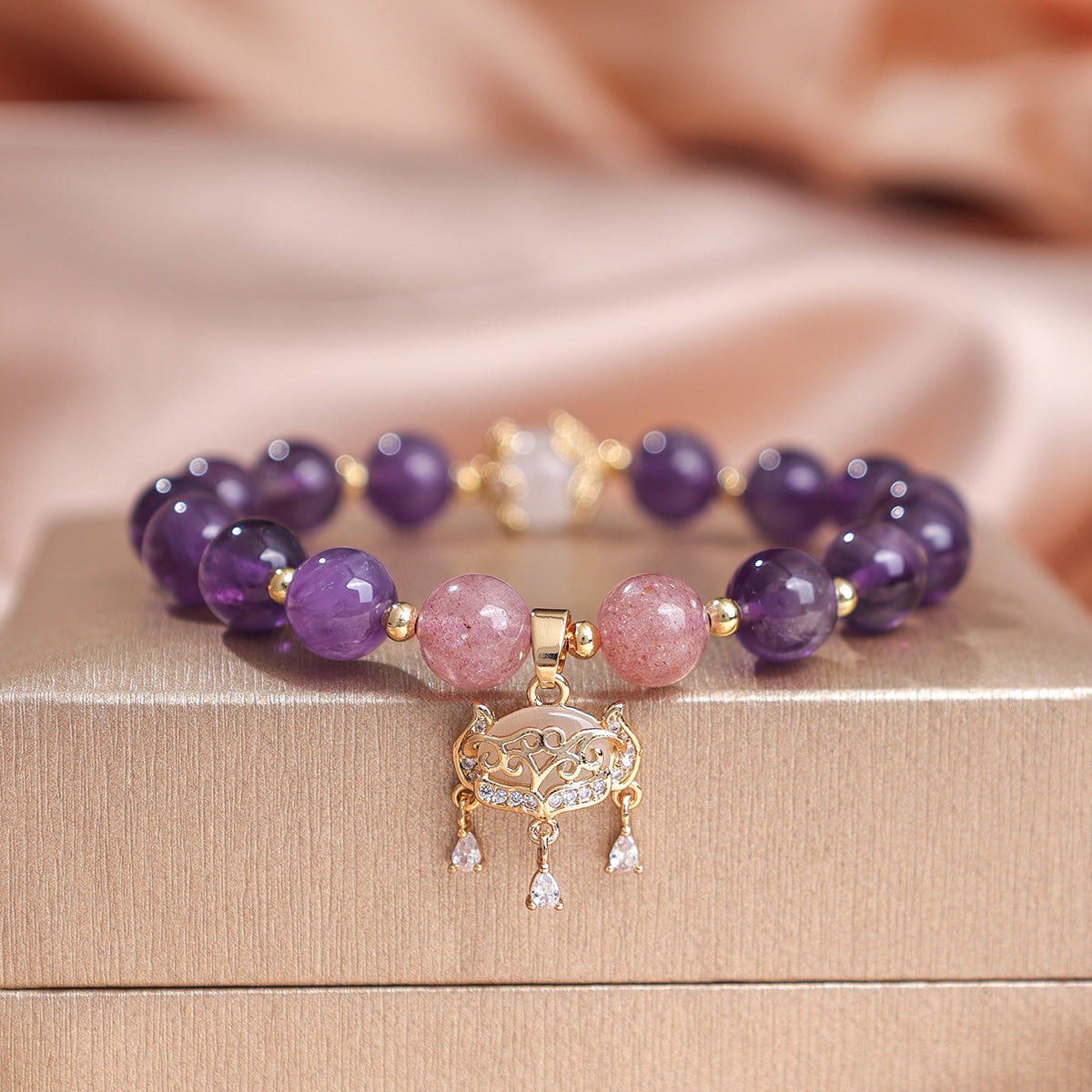 Natural amethyst bracelet, high-end four-leaf clover grape beaded bracelet, women's fashion high-end jewelry, factory price direct sales.