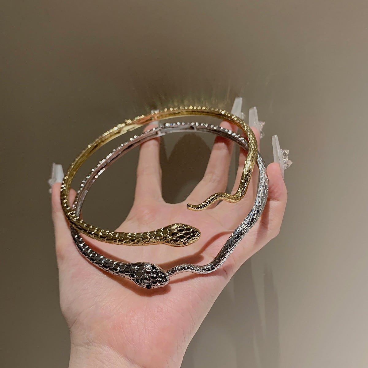 Diamond-encrusted punk style metal serpentine necklace Spice girl sweet cool style temperament neck chain niche design sense jewelry wholesale women