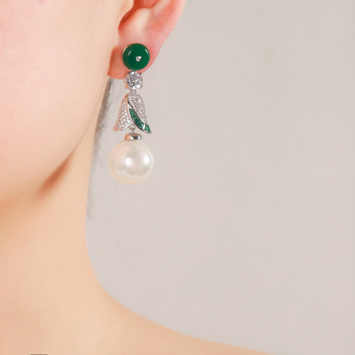 New green earrings, high-end sense, niche retro style temperament, light luxury earrings, national style, new Chinese earrings, women's wholesale